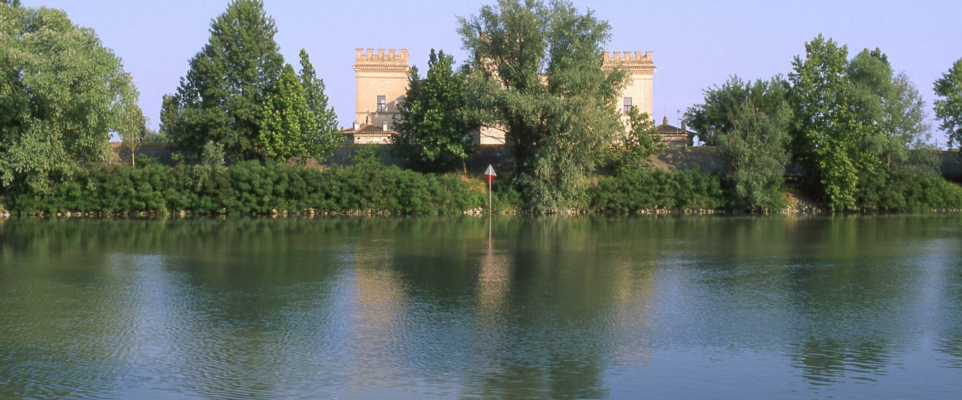 castello estense visto dal fiume foto di zappaterra